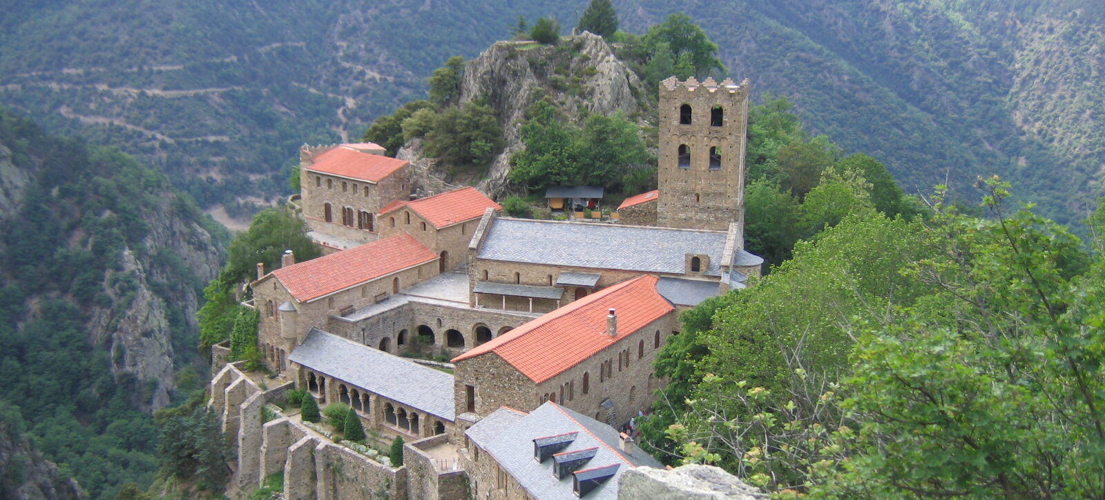 L'Abbaye de St-Martin du Canigou, au sud-ouest de la France, a été confiée à la communauté des Béatitudes en 1988 | © engeser/wikimedia commons/ CC BY-SA 3.0