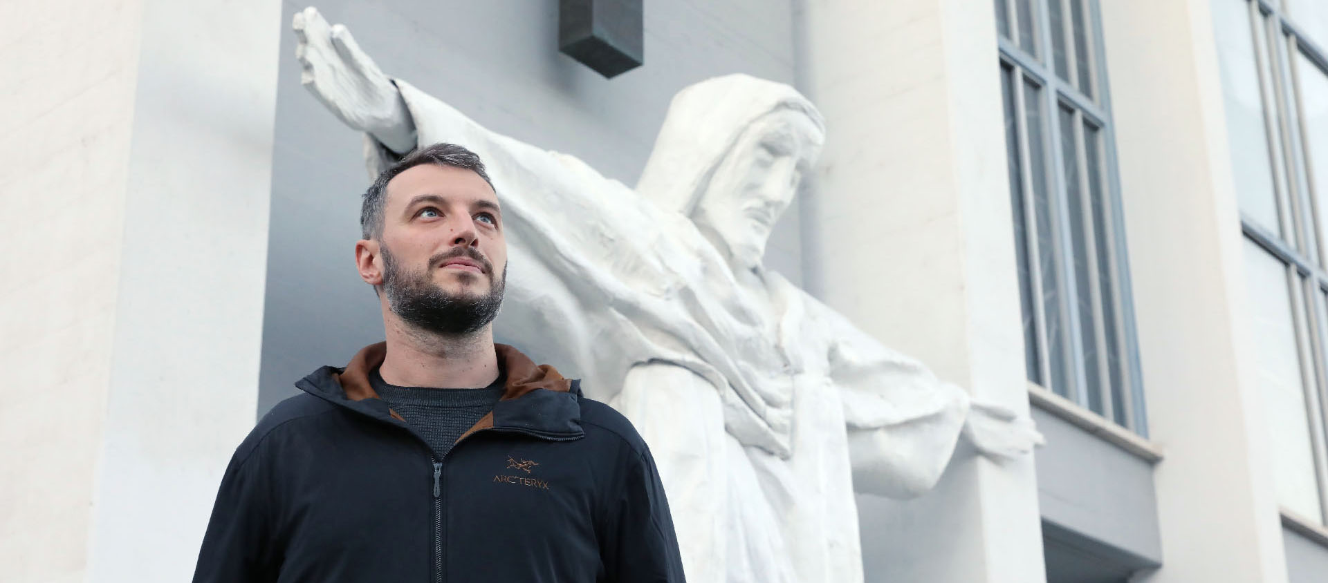 Simon Escalle, bénévole à la paroisse du Sacré-Coeur, est responsable des équipes de l'accueil, de l'animation et de l'apéro de la "Messe 18" du dimanche | © Bernard Hallet