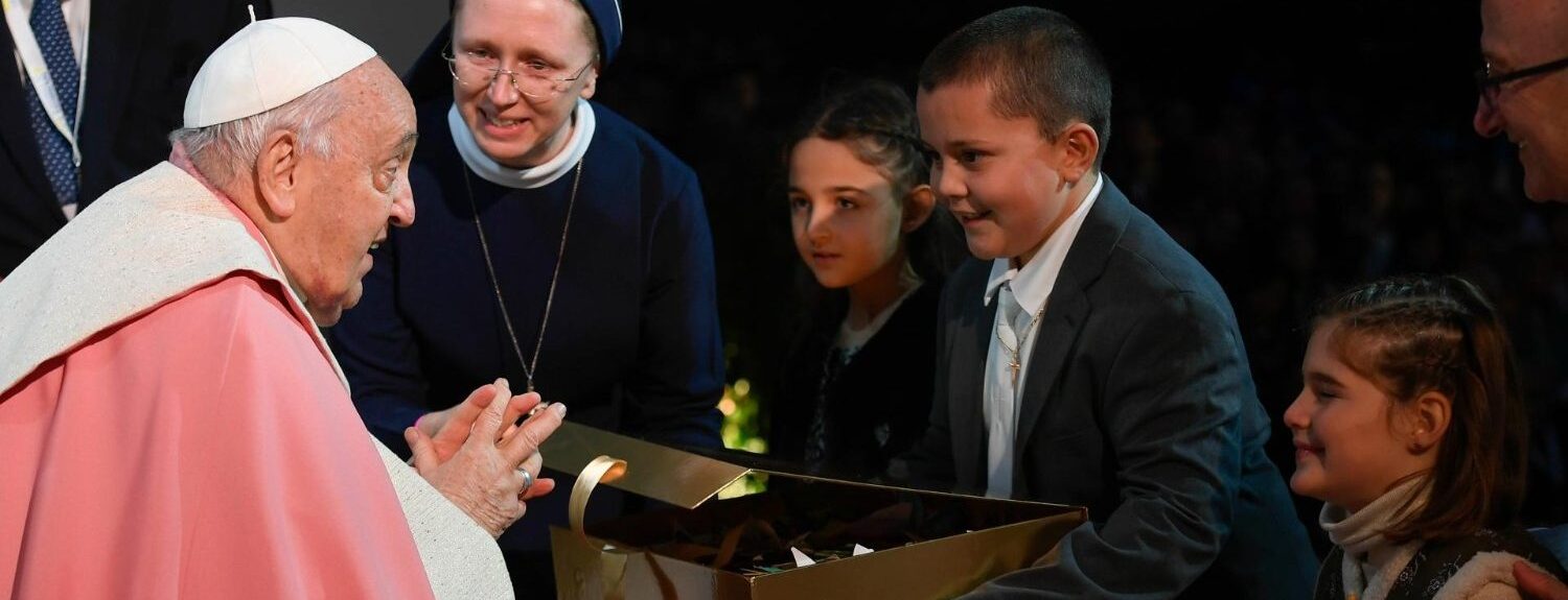 Lors de la messe à Ajaccio, le 15 décembre 2024, le pape François a reçu des cadeaux de la part des enfants | © Vatican Media