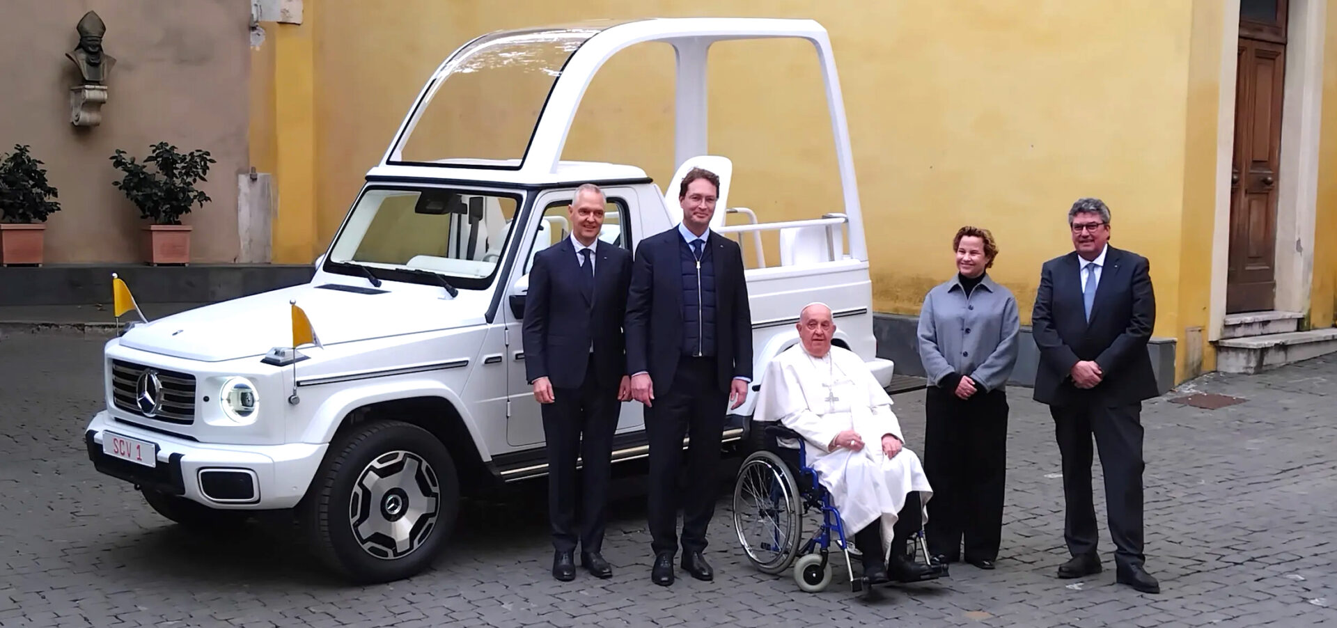 Le pape François et les cadres de Mercedes devant la nouvelle papamobile, le 4 décembre 2024 au Vatican | © Cyprien Viet / IMEDIA