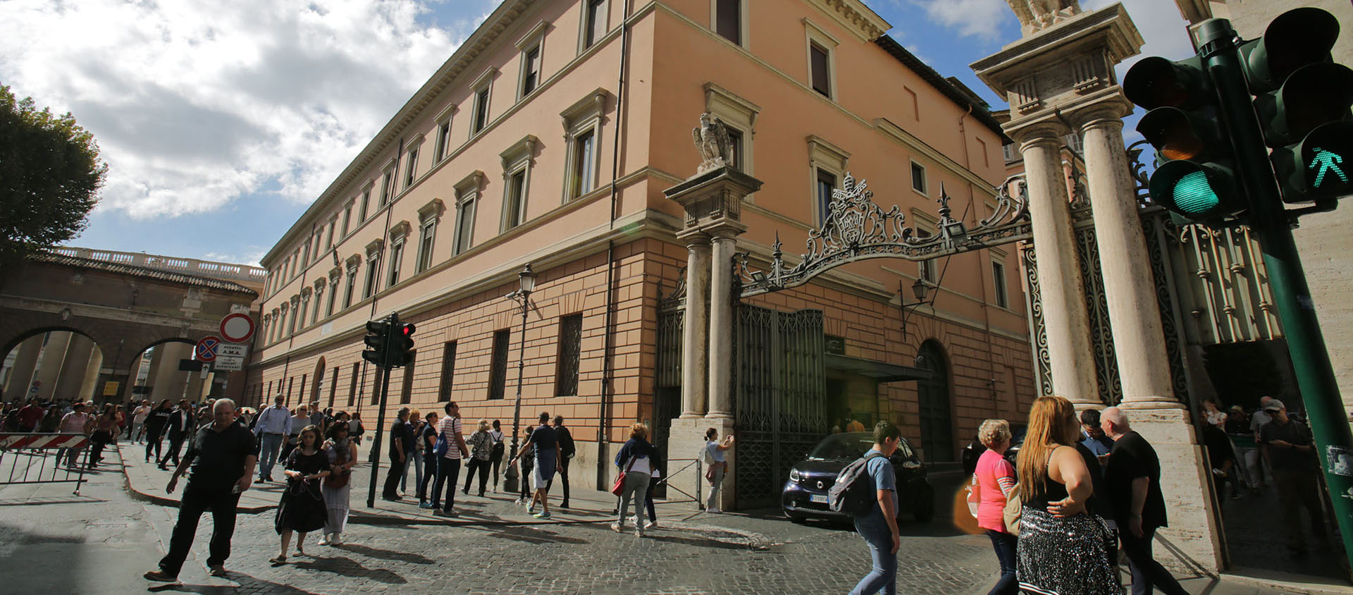 A droite de la caserne de la garde suisse, la porte Sainte-Anne marque la frontière entre la cité-Etat du Vatican et l'Italie | © Bernard Hallet