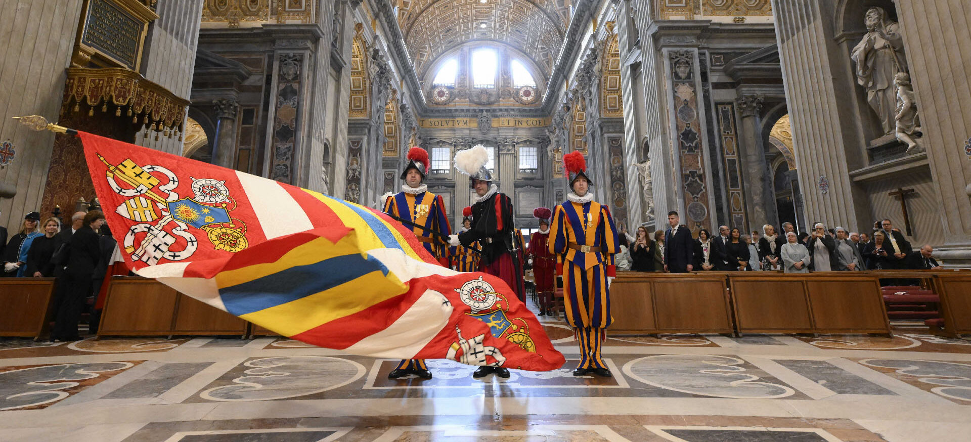 Une vingtaine de gardes suisses ont des familles | photo: messe célébrée par Kurt Koch avec les 23 futurs gardes suisses en mai 2023 © Vatican Media