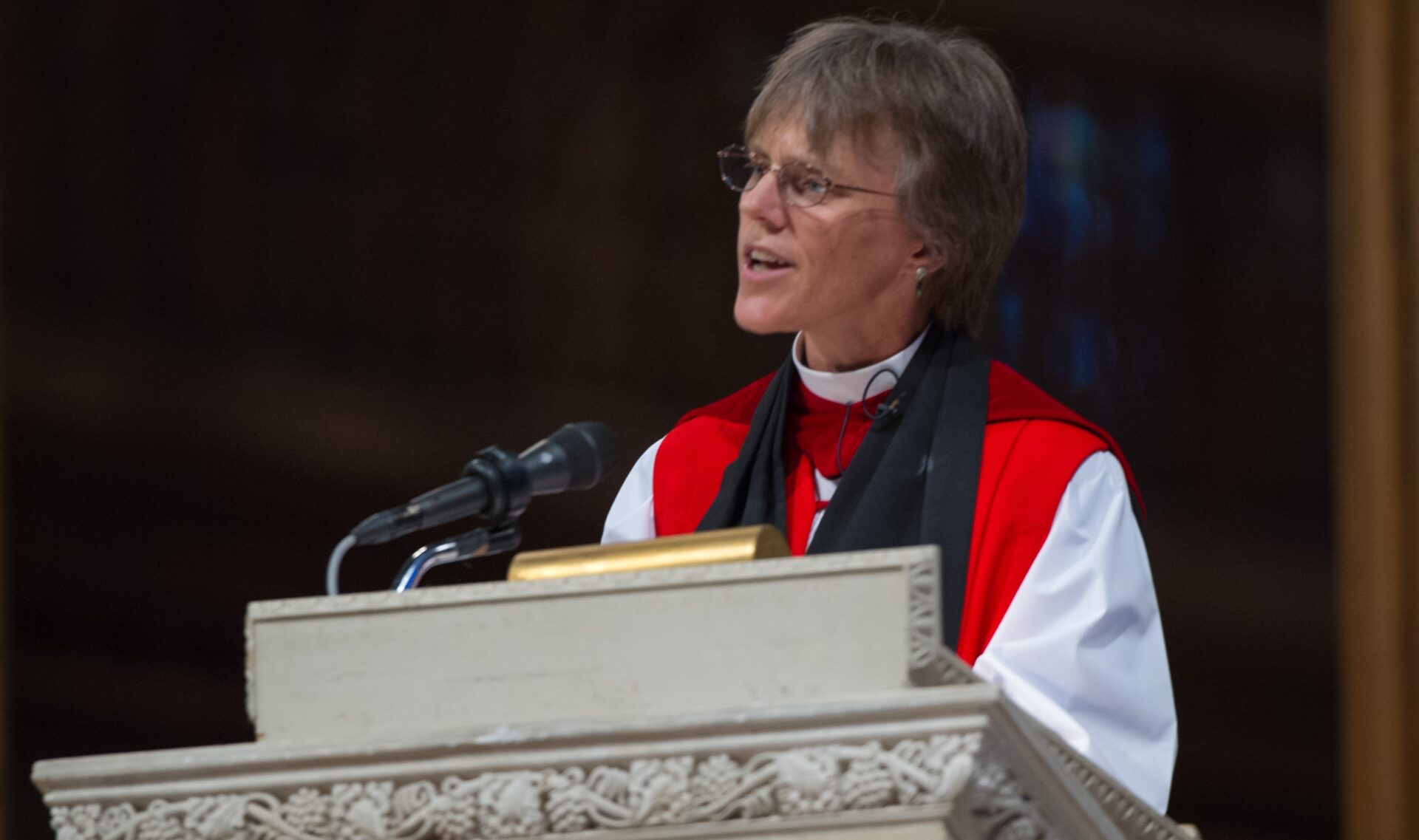 L'évêque épiscopalienne Marianne Budde en 2012, à la cathédrale de Washington | DP/NASA/Paul Alers/Wikipedia