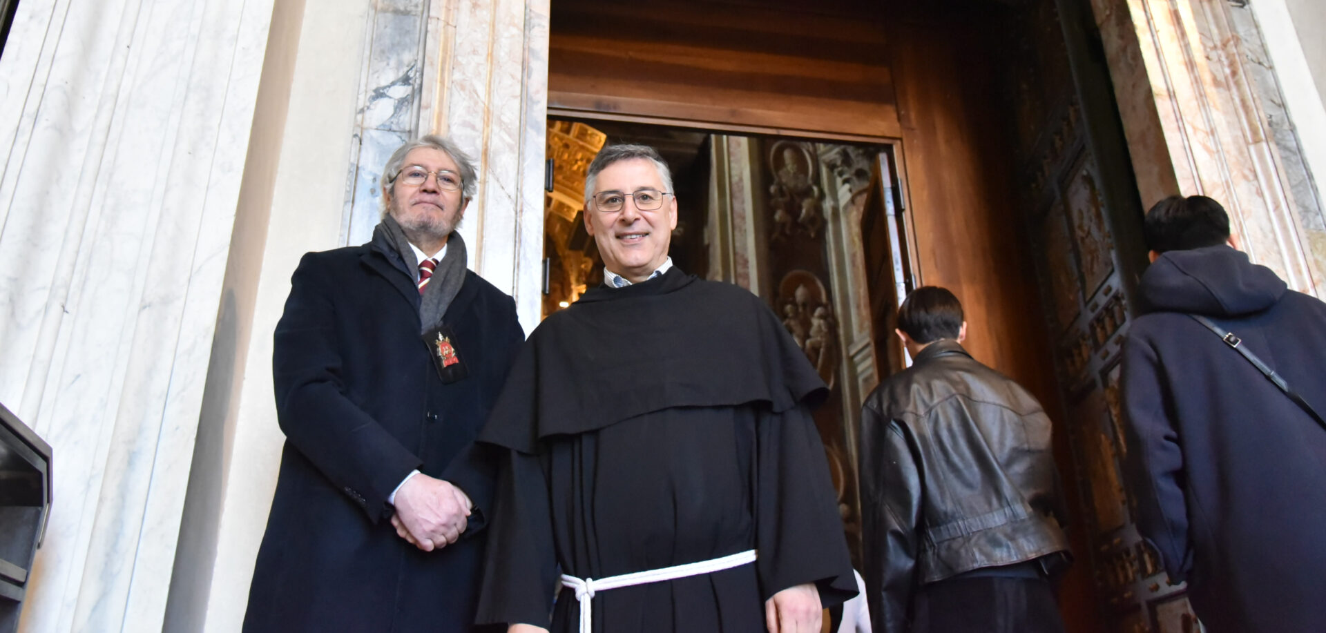 Le prêtre franciscain Enzo Fortunato (à d.) avec le surveillant de la Porte sainte, à la basilique St-Pierre de Rome | © Raphaël Zbinden