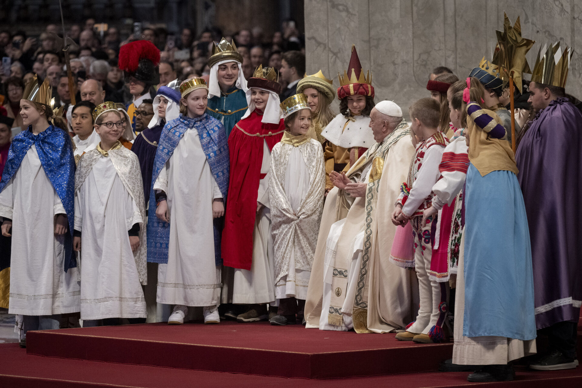 Les Chanteurs à l’étoile entourent le pape François juste avant la célébration de la messe du Nouvel An 2025 | © Missio