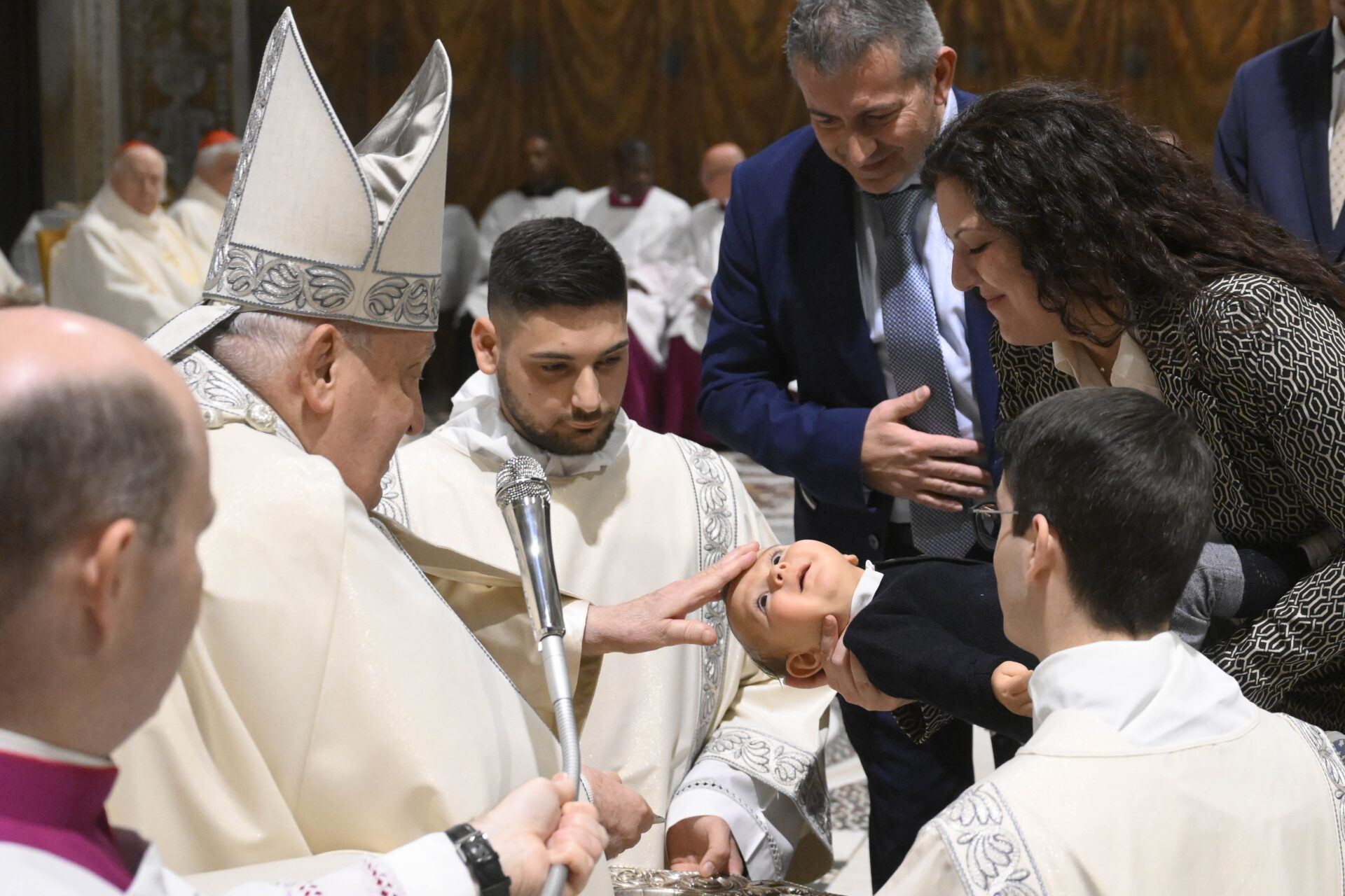 Baptême par le pape François d'un enfant d'un employé du Vatican, 12 janvier 2025 | © Vatican media