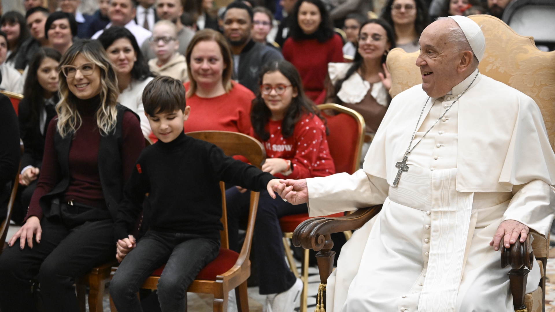 Le pape François tend la main à un enfant aveugle | © Vatican Media 