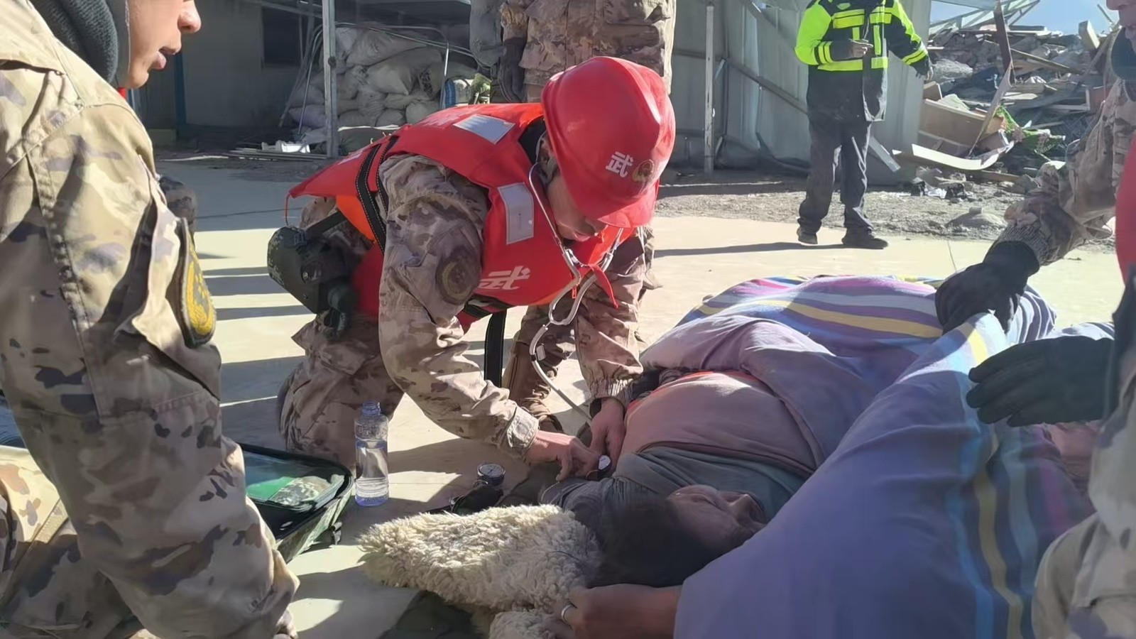 Les sauveteurs s'occupent d'une personne blessée dans la comté de Xian de Tingri et la zone urbaine de Shigatse, au Tibet, suite au séisme du 7 janvier 2025 | © Keystone