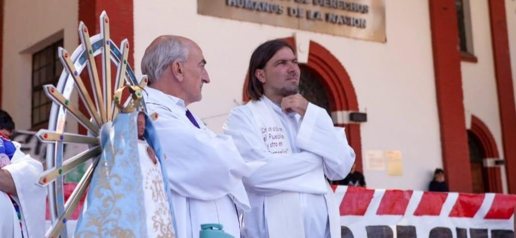 Les prêtres argentins Lorenzo de Vedia et Nicolas Angelotti lors d'une messe dans un musée pour la conservation de la mémoire, le 3 janvier 2025 | © Asociación de Trabajadores del Estado