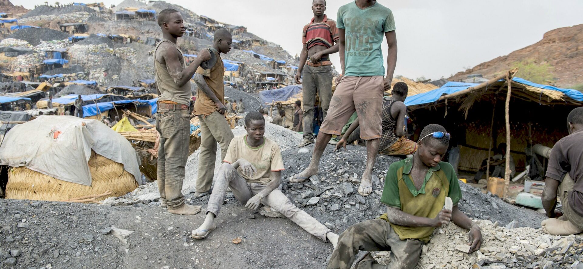 De nombreux enfants et adolescents de par le monde sont contraints de travailler | photo: dans une mine au Burkina Faso © Action de Carême / Meinrad Schade