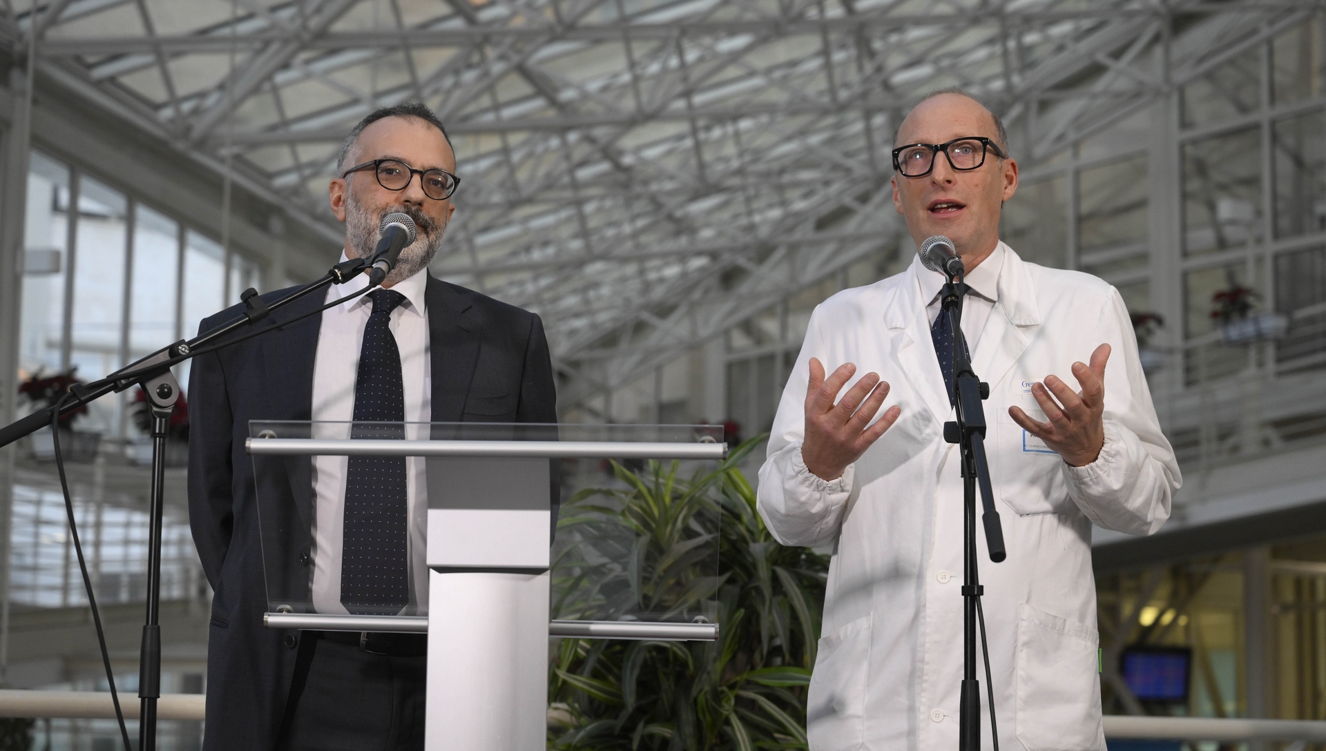 Le professeur Sergio Alfieri, directeur du service de chirurgie de l'hôpital Gemelli et le docteur Luigi Carbone, adjoint de la direction sanitaire du Vatican ont donné des nouvelles de la santé du pape François | © Vatican Media