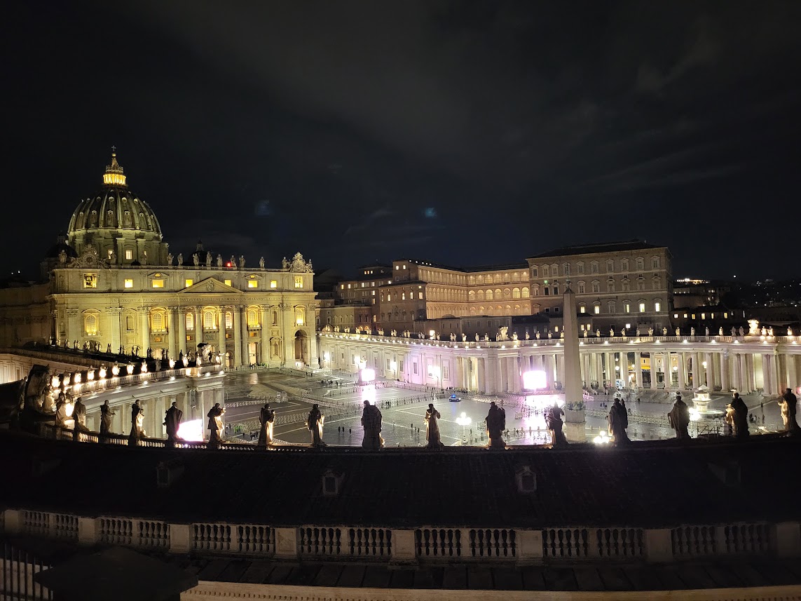 Le cardinal Reina invite à prier pour le pape le 19 février 2025. Place St-Pierre, Vatican | © Lucienne Bittar