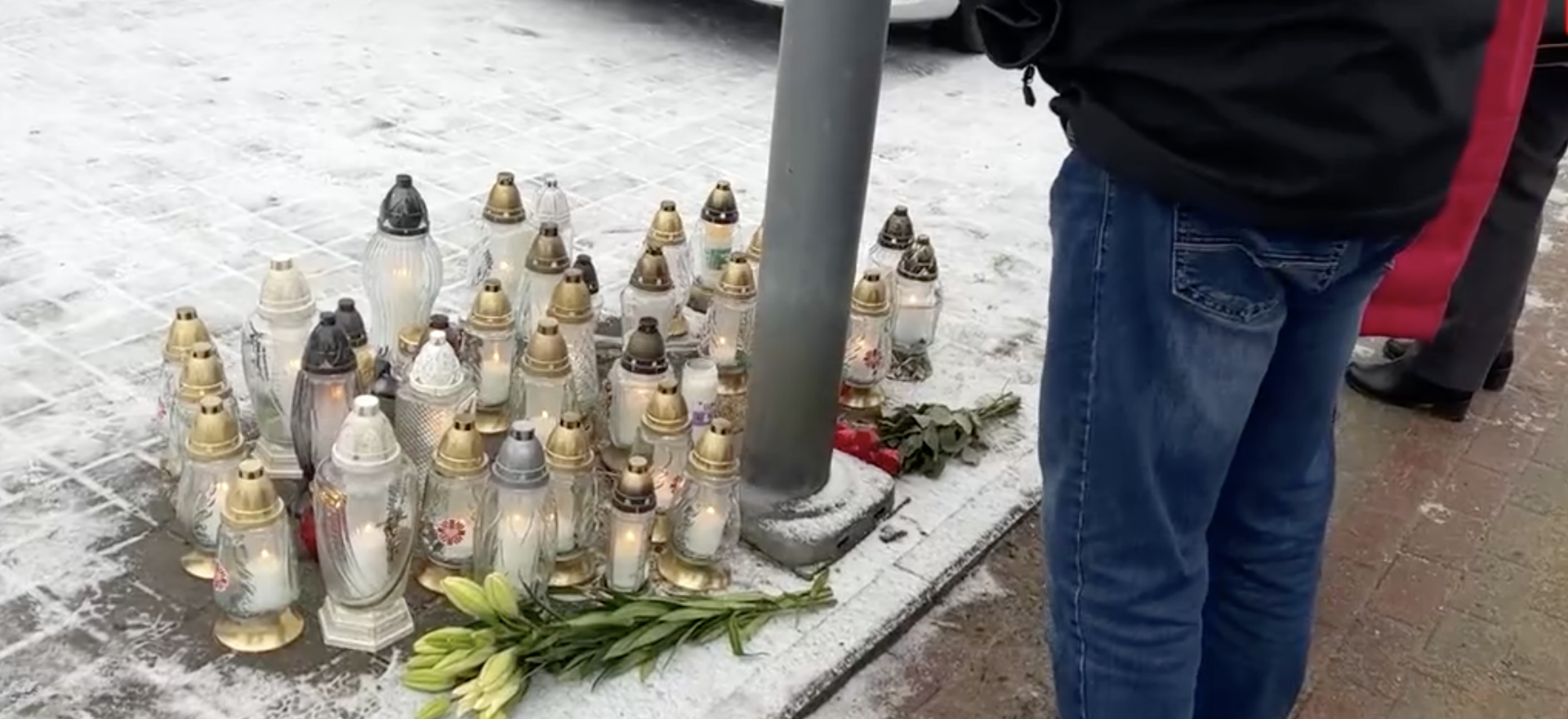 Hommage au prêtre Grzegorz Dymek, assassiné le 13 février 2025 à Kłobuck, dans le sud de la Pologne | capture d'écran/ FAKT