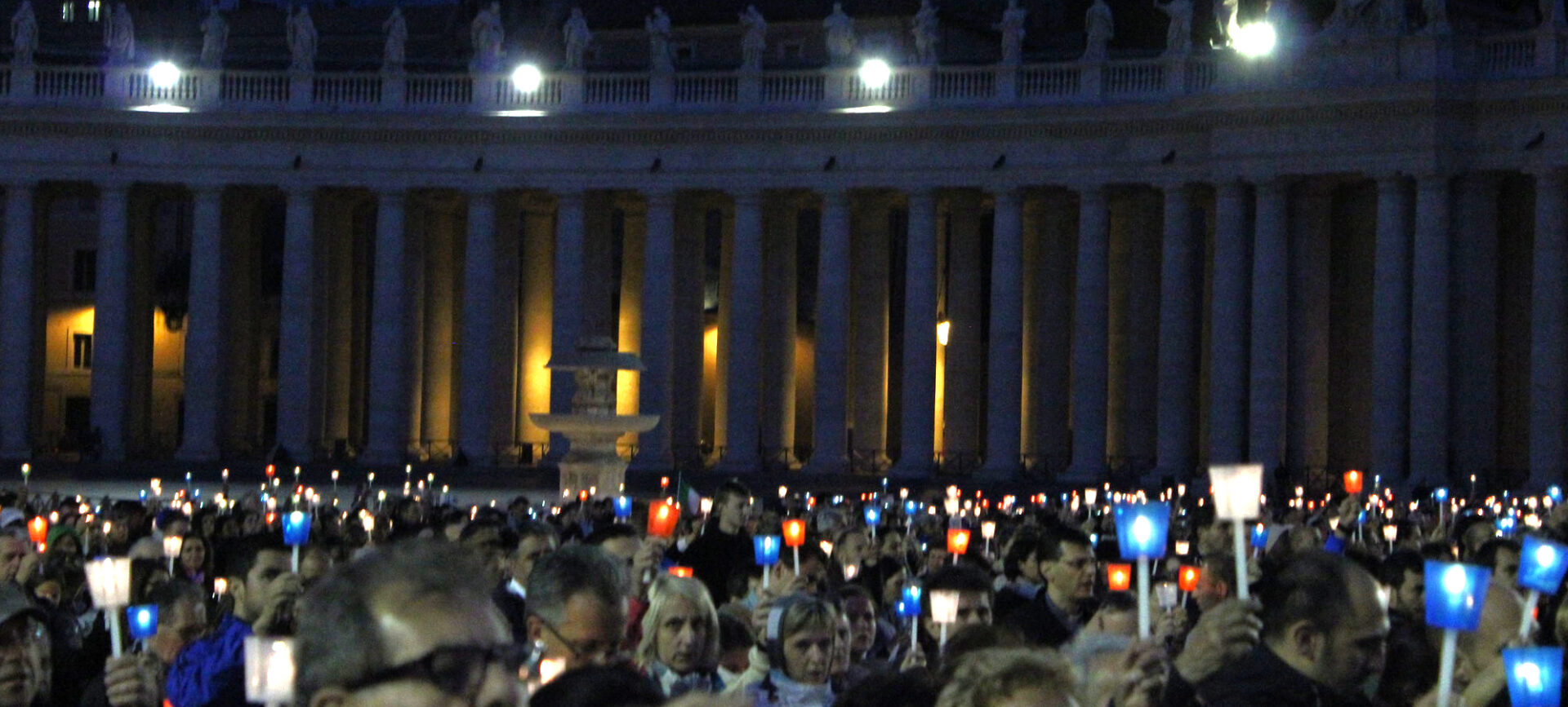 Les fidèles sont appelés à prier sur la Place St-Pierre pour le pape François | photo d'illustration © pratush/Flickr/CC BY 2.0