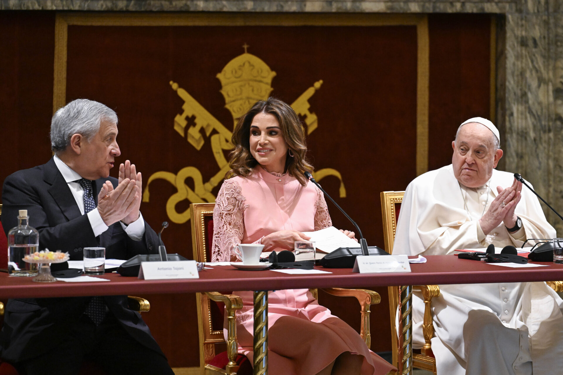 Sommet international sur les droits des enfants au Vatican, 3 février 2024. De g. à dr.: 
Antonio Tajani,
vice-président du Conseil des ministres d'Italie, la reine Rania de Jordanie et le pape François | © Vatican media