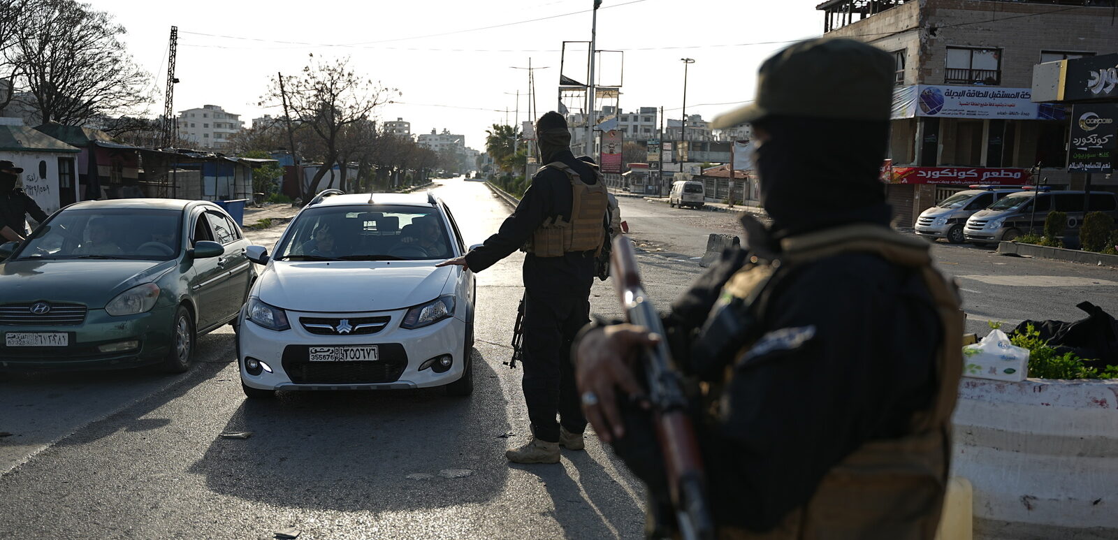 Des membres des Forces de sécurité syriennes stoppent des véhicules à un checkpoint près de Latakia, après des violences avec des milices pro-Assad | © Keystone/EPA/MOHAMAD DABOUL