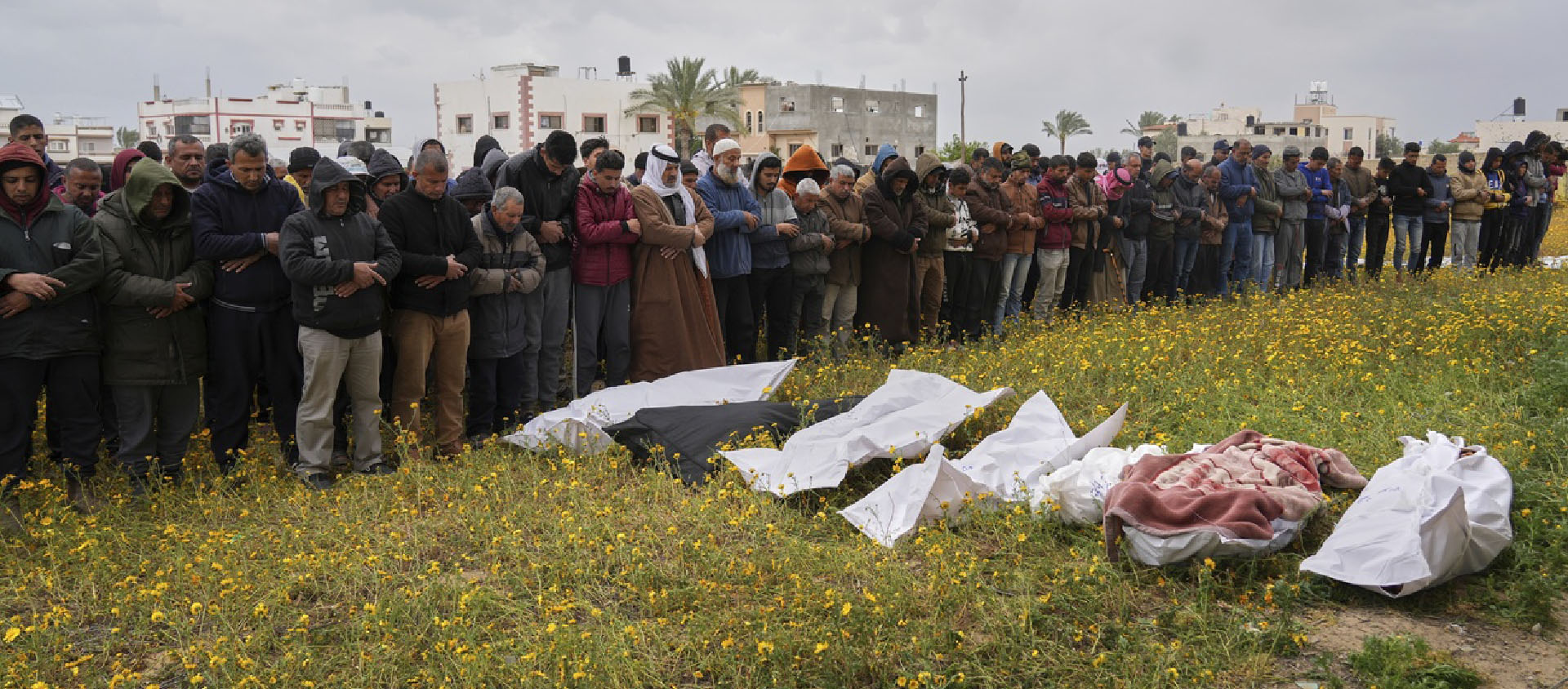 Des Palestiniens prient lors des funérailles des victimes des frappes de l'armée israélienne à Khan Younis, dans le sud de la bande de Gaza, le jeudi 20 mars 2025 | © Keystone/AP Photo/Abdel Kareem Hana