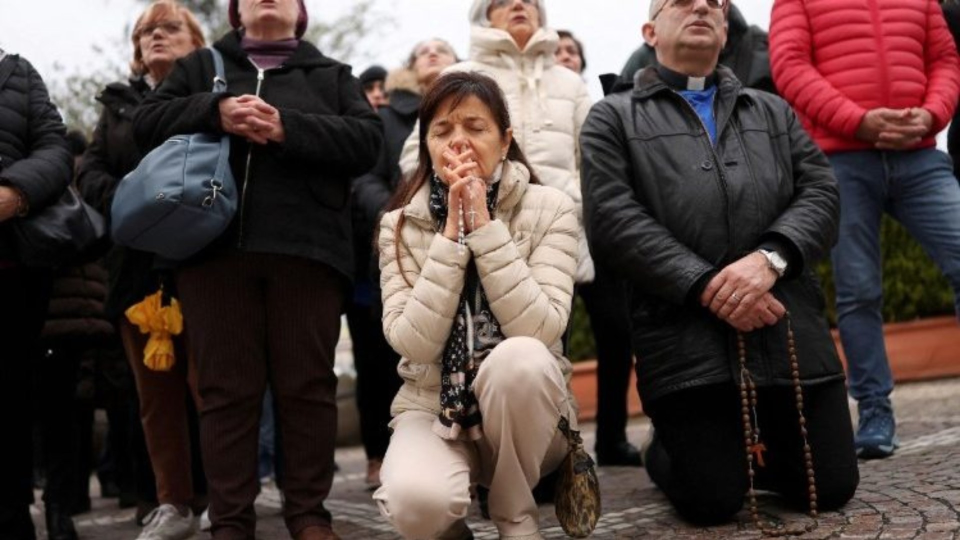 La foule des fidèles prie pour le rétablissement du pape François | © Vatican Media