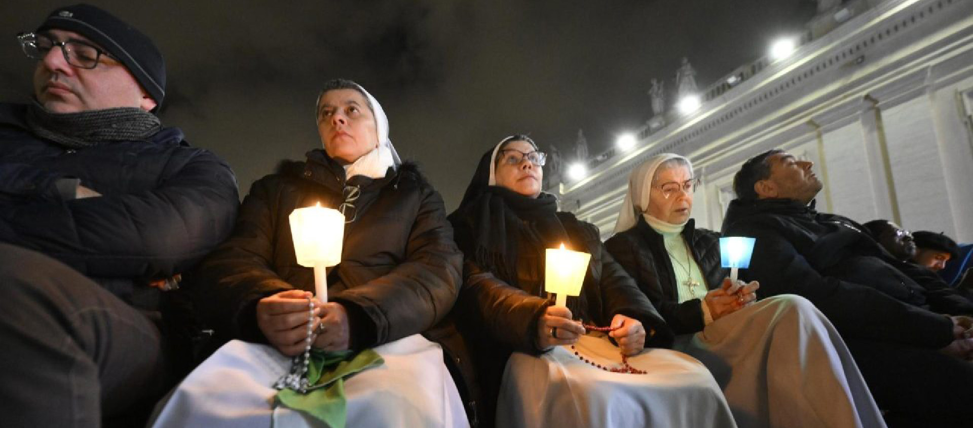 Les fidèles ont prié pour le pape en récitant notamment  le rosaire vendredi soir, place St-Pierre | © Vatican Media/Divisione Foto