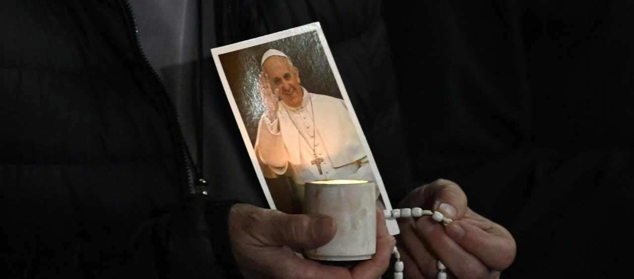 Les fidèles réunis place Saint-Pierre ont pu entendre un message audio du pape François | © Vatican Media