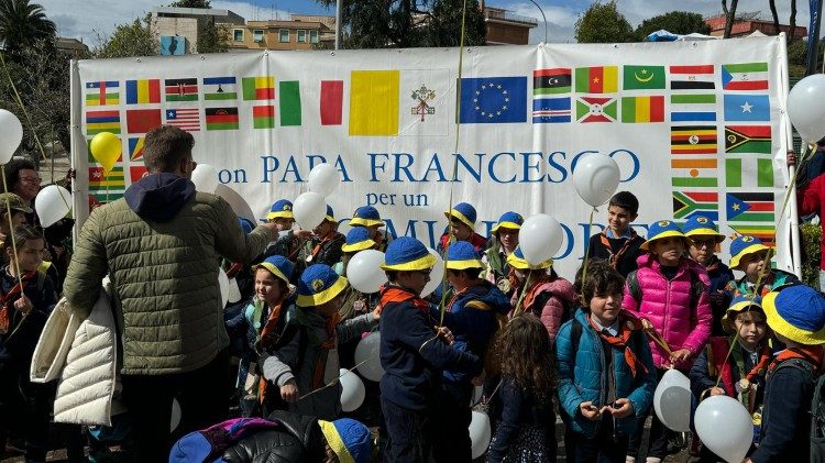 Des enfants venus apporter leur soutien au pape, François, le 16 mars 2025, à la polyclinique Gemelli | ©  Vatican Media 